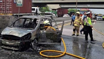 Mobil Honda Jazz Terbakar di Tol JORR, Pengemudi Lari ke Bawah Jembatan