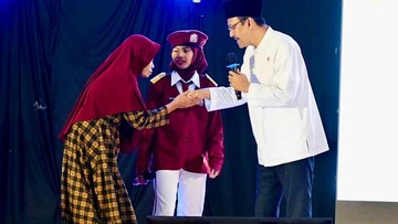 Dialog Sekolah Rakyat di Pasuruan, Mensos Disambut Puisi & Hadrah Siswa