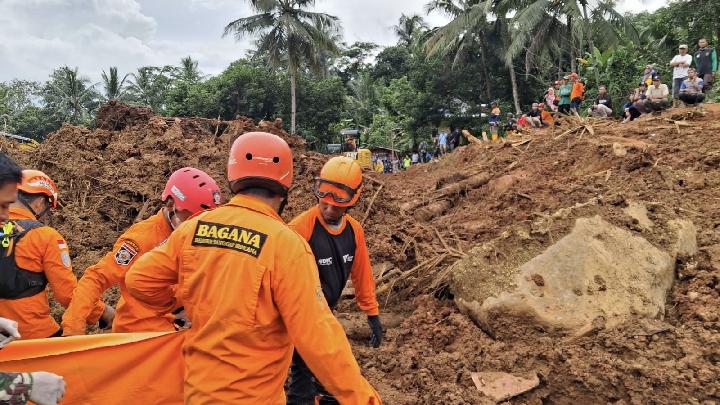 Relawan dan DMC Dompet Dhuafa Intensifkan Pencarian Korban Longsor di Cilacap
