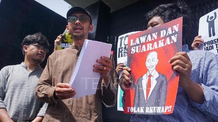 Mahasiswa UI Gelar Demo Tolak Pengesahan Revisi KUHAP di DPR
