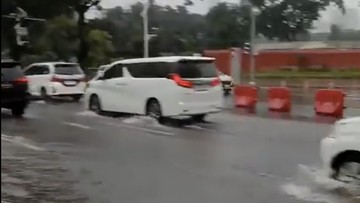 Jakarta Diguyur Hujan, Jalan Gerbang Pemuda Senayan Tergenang