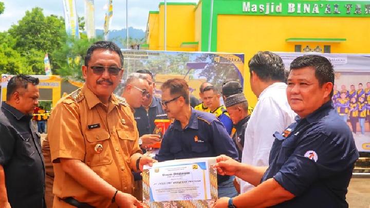 peringati-hari-bakti-pu,-pemkab-sukabumi-gelar-aksi-tanam-pohon-di-bantaran-sungai