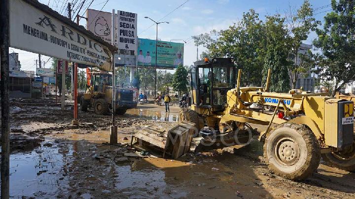 Jalan Raya di Aceh Tamiang Mulai Dibersihkan