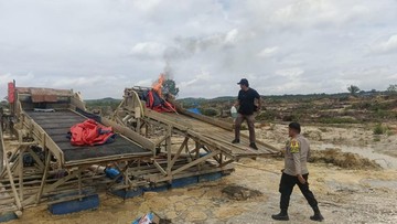 Polda Riau Bongkar Tambang Emas Ilegal di Kuansing, 15 Rakit Dimusnahkan