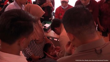 Momen Haru Prabowo di Posko Pengungsi Langkat, Peluk-Lap Keringat Anak Sakit