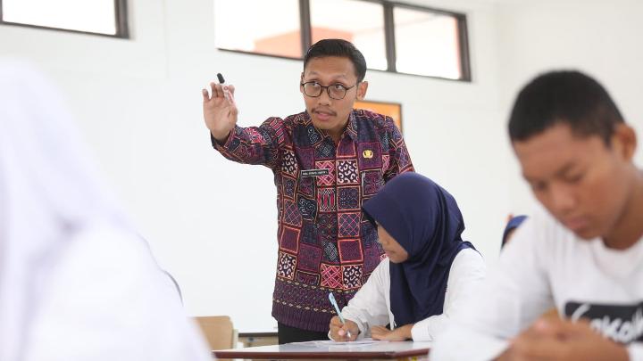 Asraf Taklukan Tantangan Mengajar di Sekolah Rakyat