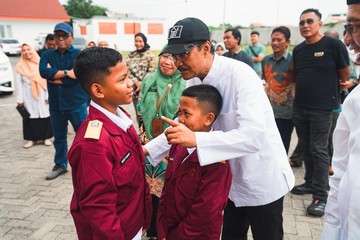 Mensos Kunjungi Dua Sekolah Rakyat dan Latihan Polisi Cilik di Pasuruan