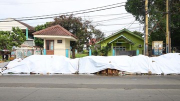Pemkot Tangsel Tutup Sampah di Ciputat dan Serpong dengan Terpal Agar Tak Bau