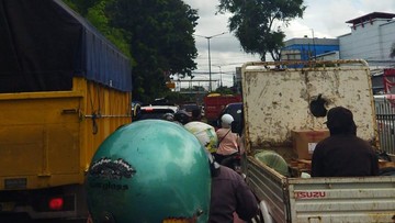 Pasar Induk Kramat Jati Kebakaran, Lalin Jalan Raya Bogor Macet