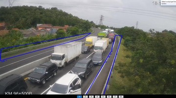 Kapal Lambat Sandar Imbas Cuaca Buruk, Antrean Kendaraan Sampai Tol Merak