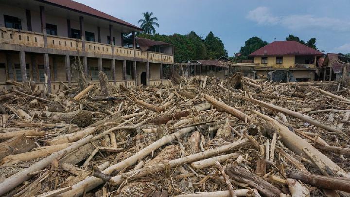 bnpb-minta-tambahan-tni-polri-buat-menangani-banjir-sumatera