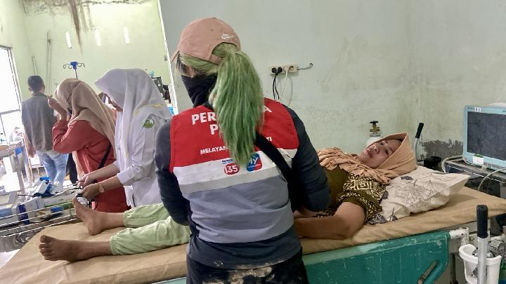 relawan-pertamina-peduli-layani-warga-terdampak-bencana-di-sumatra