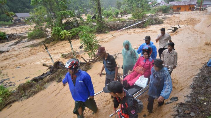 Korban Banjir Dirujuk ke RS dengan Transportasi Seadanya
