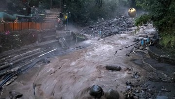 Momen Banjir Bandang Terjang Wisata Guci di Tegal hingga 'Sapu' Kolam Air Panas