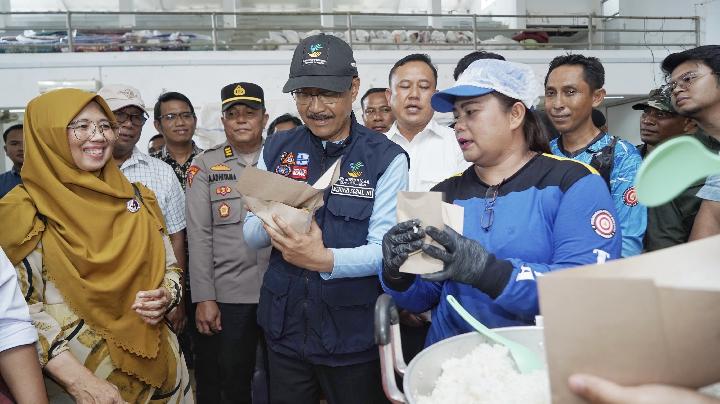 tinjau-dapur-umum-di-sibolga,-gus-ipul-pastikan-kebutuhan-penyintas-terpenuhi