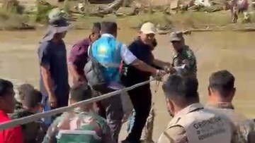 Tinjau Daerah Bencana, Wagub Aceh Jatuh ke Sungai Usai Rakit Terbalik