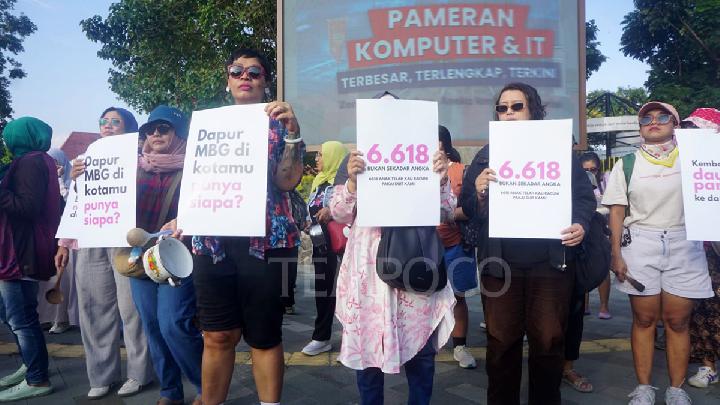Suara Ibu Protes Penanganan Bencana, Kibarkan Bendera Putih