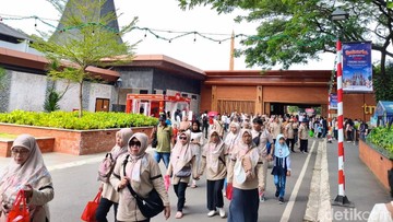 Long Weekend Nataru, TMII Ramai Pengunjung Pagi Ini