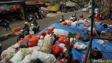 Warga Ciputat Protes Sampah Tak Diangkut Berminggu-minggu: Bau-Banyak Belatung