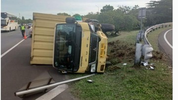 Kaget Disalip Pajero, Sopir Truk Boks Banting Setir hingga Terbalik di Jagorawi