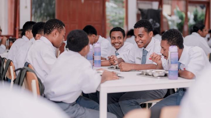 alfius,-pemanjat-pinang-yang-menemukan-jalan-sekolah