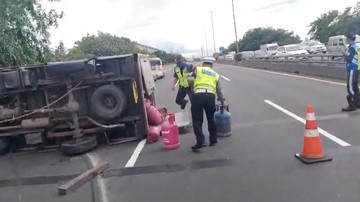 Muatan Berlebih Picu Pecah Ban, Truk Boks Bawa LPG Terguling di Tol Priok