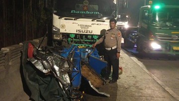 Ngerinya Bajaj Penyek Terimpit Trailer Vs Trailer di Marunda