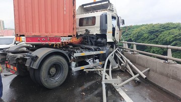 Truk Tabrak Pembatas Jalan di Tol Wiyoto Wiyono, Lalin Tersendat