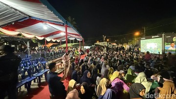 Warga Tapsel Antusias Nonton Bareng Prabowo Malam Ini, Sudah Tunggu dari Siang