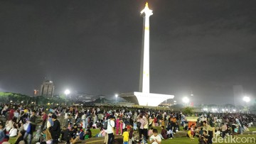 Jakarta Diguyur Hujan, Warga Tetap Ramai Menanti Pergantian Tahun di Monas-HI