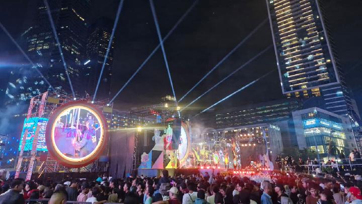 perayaan-malam-tahun-baru-di-bundaran-hi-meriah-meski-hujan