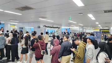 Malam Pergantian Tahun Usai, Stasiun MRT HI Dipadati Penumpang Saat Dini Hari