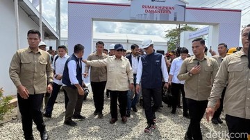 Prabowo Cek Hunian Danantara di Aceh Tamiang, Didampingi Rosan-Mualem