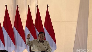 Saat Prabowo Koreksi Istilah 'Uang Lelah' Prajurit di Lokasi Bencana