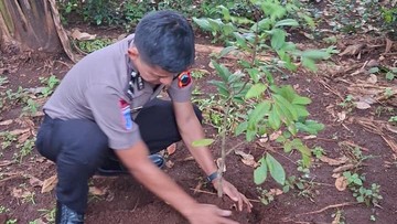 lestarikan-lingkungan,-kapolda-jateng-ajak-anggota-naik-pangkat-tanam-13-ribu-pohon