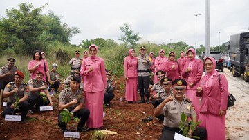 Upacara Kenaikan Pangkat: Polres Bogor Tanam Bibit Pohon, Wujud Empati Bencana