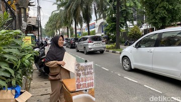 Cerita Dede Jadi Pedagang Tikar Musiman di Ragunan, Raup Rp 2 Juta Sepekan