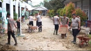 Polri Bersihkan SMPN 2 Langsa yang Terdampak Bencana, Siap Dipakai Lagi Besok