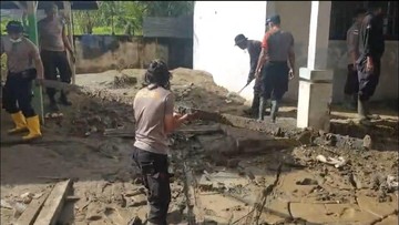 Komitmen Bantu Pemulihan Bencana, Polisi Bersihkan Lumpur Banjir di SMA Bireun