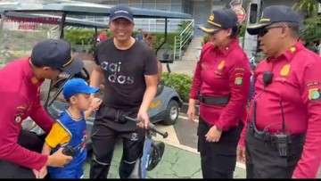 Polisi Bantu Bapak Terpisah dengan Anaknya Saat CFD di Bundaran HI