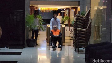 terima-rp-1,7-m,-tersangka-kasus-suap-pengadaan-katalis-bensin-ditahan