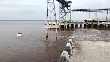 jembatan-di-pelabuhan-tanjung-buton-siak-ambruk,-mobil-motor-jatuh-ke-laut