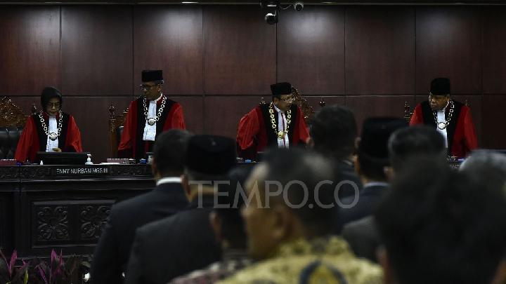 Anwar Usman Absen di Sidang Pleno MK, Suhartoyo: Lagi Umrah