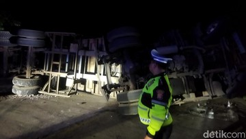 Truk Angkut Kayu di Pandeglang Terguling saat Nanjak, Diduga Overload