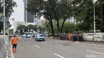Massa Demo Buruh Bubar, Jalan Medan Merdeka Selatan Jakpus Dibuka