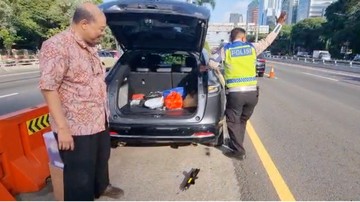 Mobil Pecah Ban di Jalur Contraflow Tol Dalam Kota, Polisi Turun Membantu