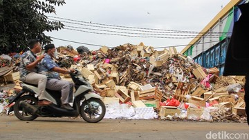 Gunungan Sampah di Pasar Induk Kramat Jati Ditargetkan Terangkut 5 Hari