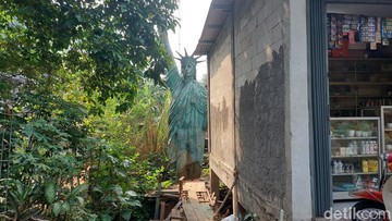 Alasan Patung Liberty di Pondok Cabe Tersembunyi di Belakang Toko