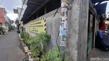 Nasib Tiang Listrik: Ditempel Iklan Sedot WC hingga Dipukuli Tiap Malam