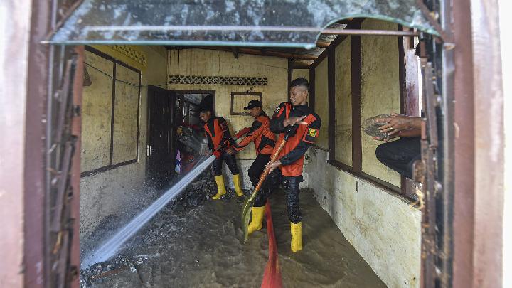 Tentara dan Polisi Diminta Bersihkan Lumpur Banjir Sumatera